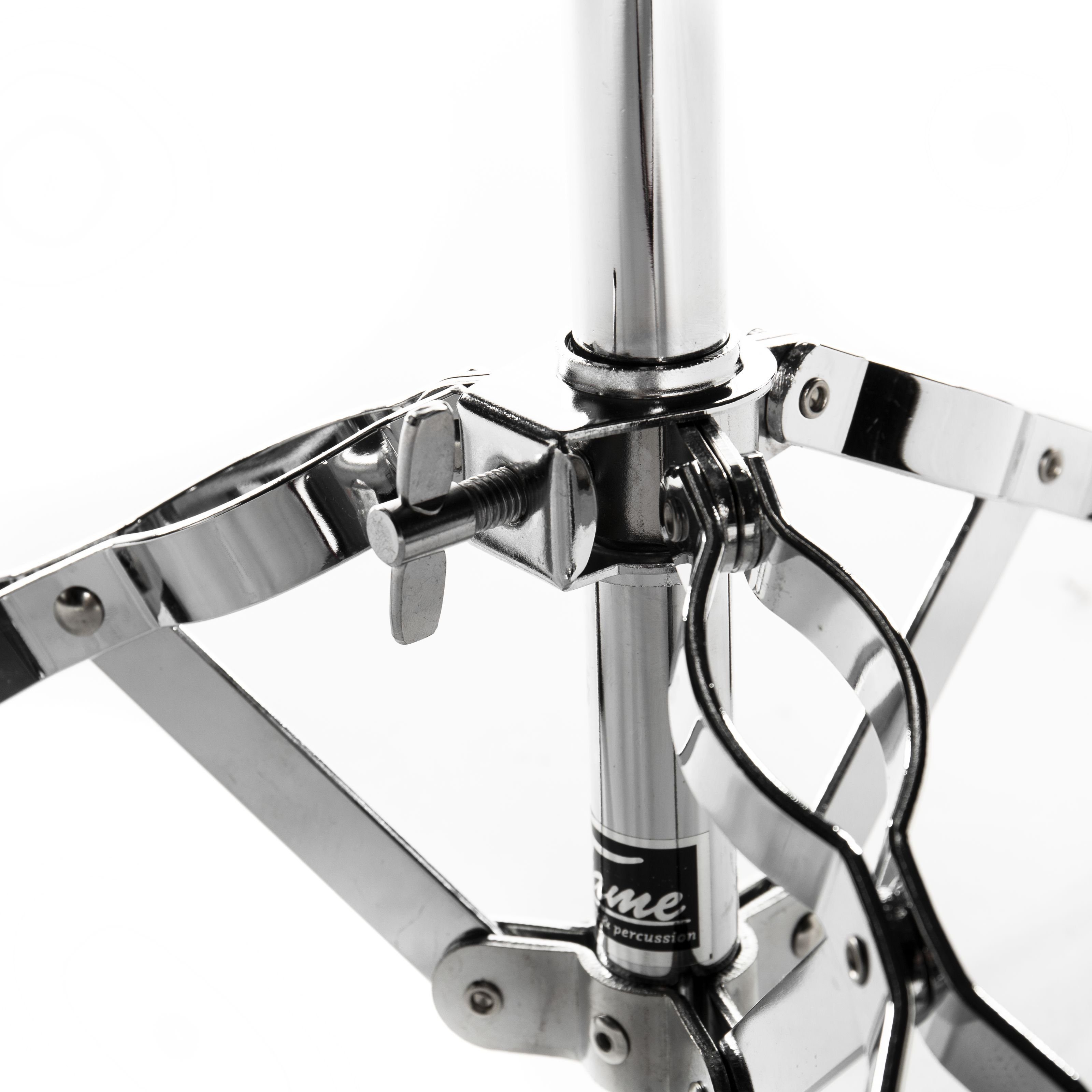 FAME Musikinstrumentenständer, (Snare-Ständer SDS4000 doppelstrebig höhenverstellbar von 35 cm – 49 cm breite Gummifüße Neigungswinkel einstellbar Korbgröße stufenlos verstellbar stabile Konstruktion Drum Hardware, Hardware, Snareständer), Snare-Ständer, doppelstrebig, höhenverstellbar, breite Gummifüße