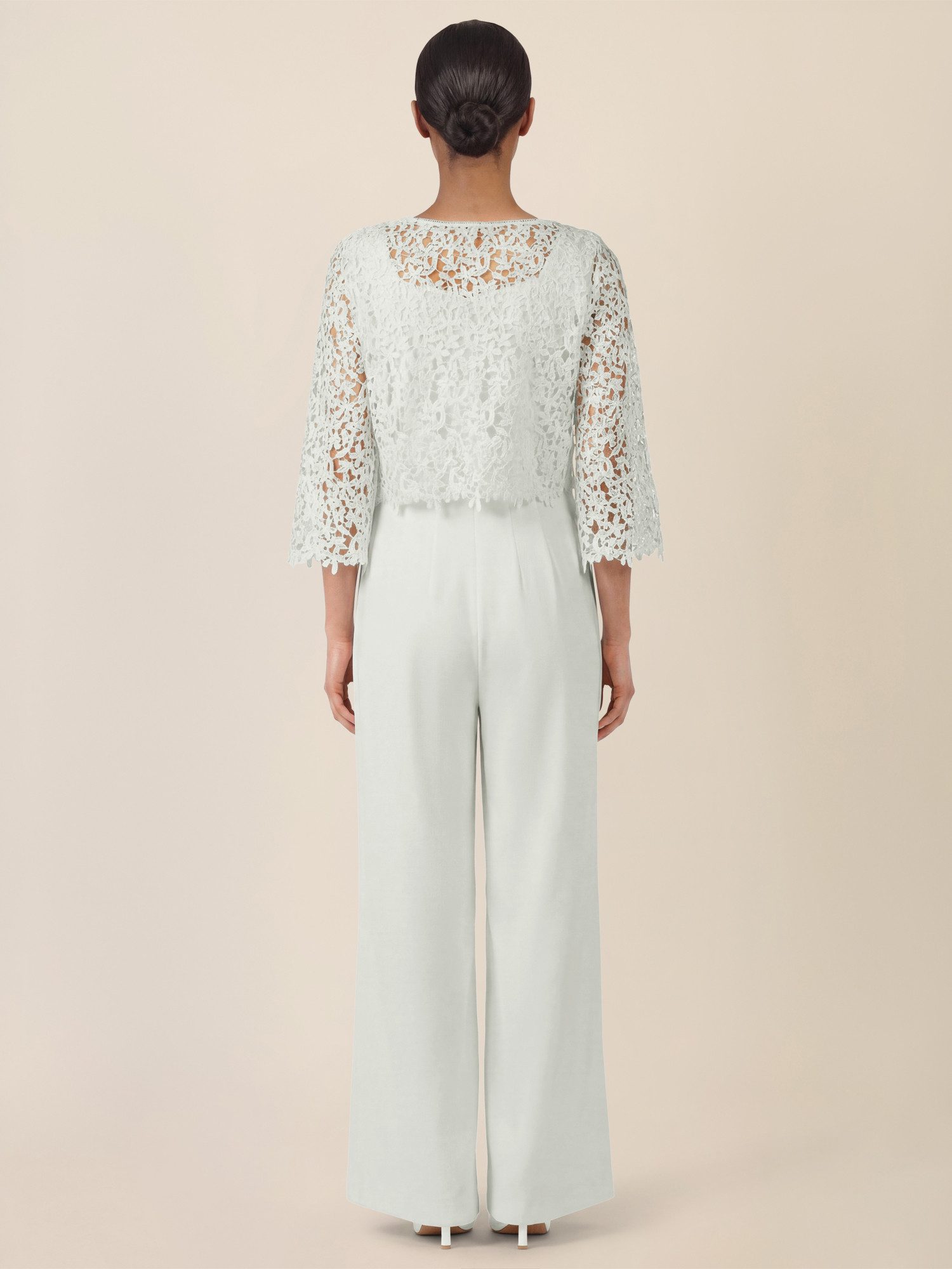 Apart Jumpsuit mit Spitzenjäckchen und weitem Bein