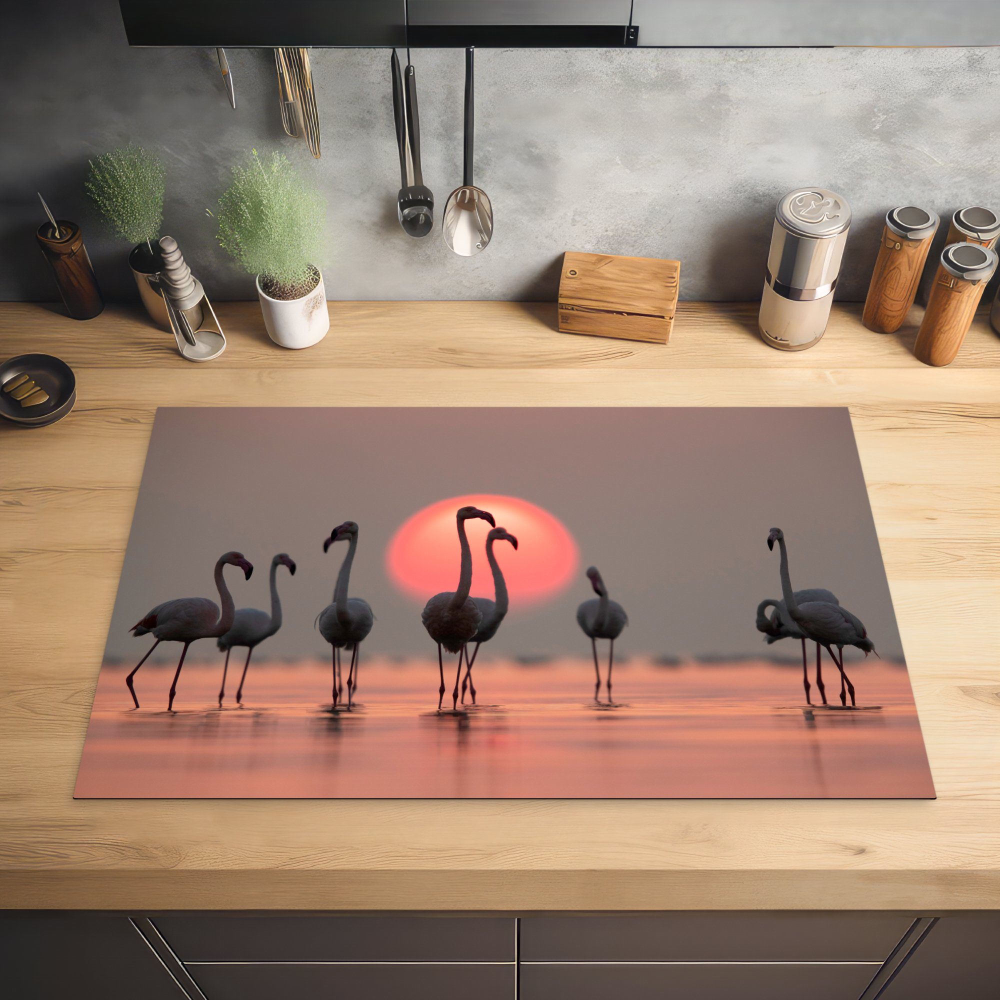 - Flamingo Vinyl, cm, - tlg), für (1 - Vogel Herdblende-/Abdeckplatte 81x52 MuchoWow Rosa, Ceranfeldabdeckung, küche Sonnenuntergang Arbeitsplatte