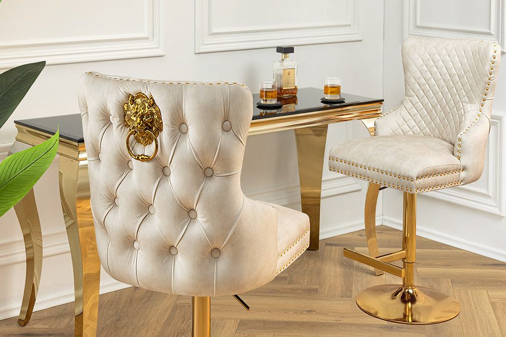 riess-ambiente Barhocker CASTLE DELUXE beige / gold · Barstuhl aus Samt mit Löwenkopf & Nieten (Einzelartikel, 1 St), Tulpenfuß aus Edelstahl in Gold-Optik · Bezug in Chesterfield-Design