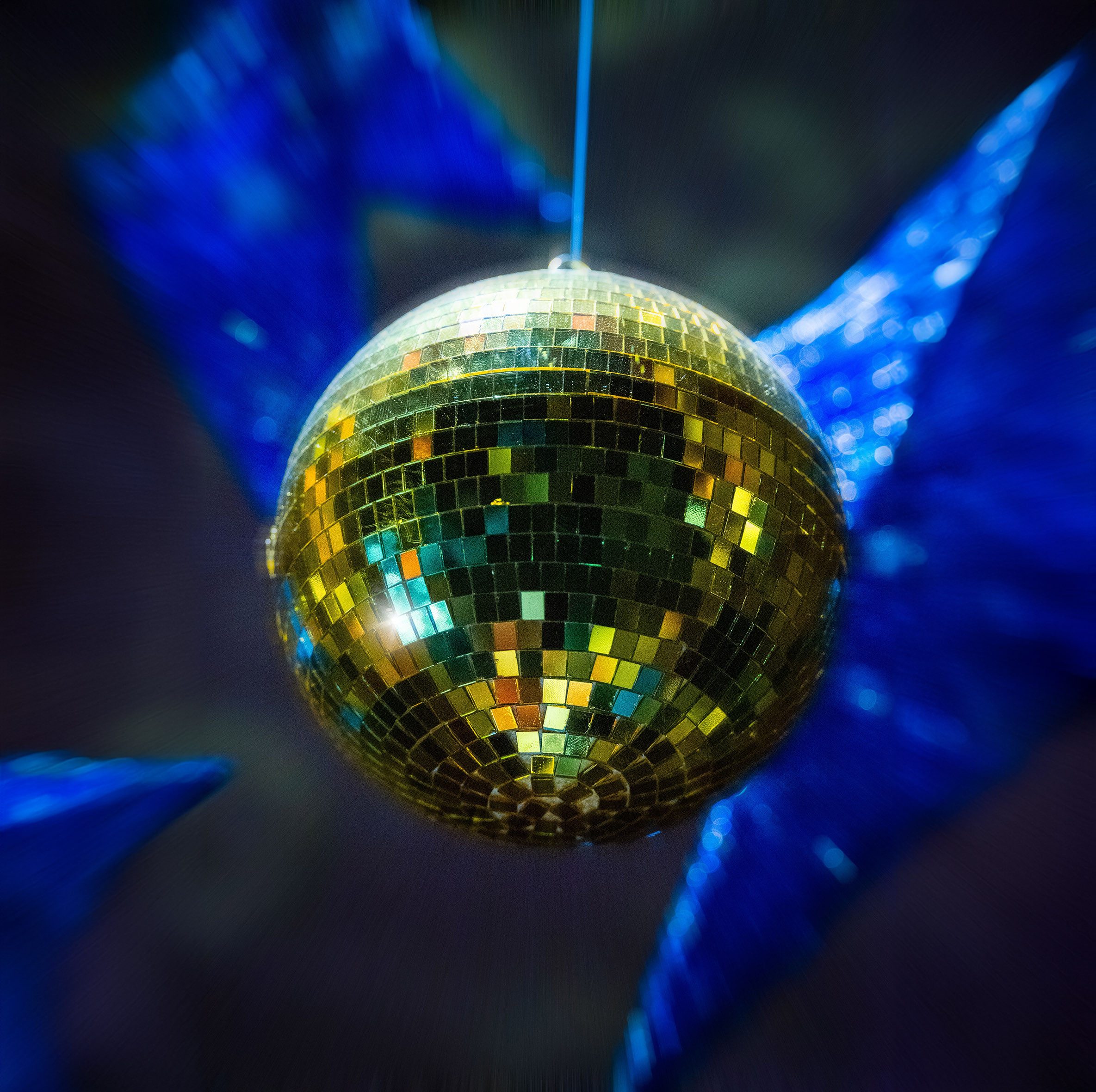 Spetebo Dekokugel Discokugel zum Aufhängen (Artikel, 1 St., 1-tlg), Spiegelkugel mit Echtglas Facetten in Silber