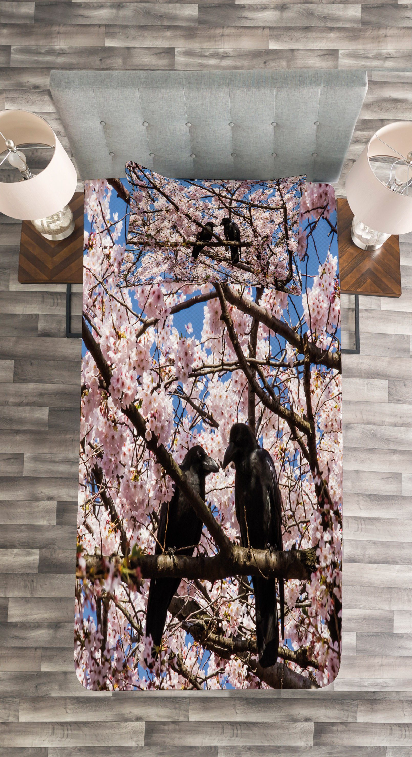 Tagesdecke Set mit Kissenbezügen auf Schwarze Krähe Vögel Kirschblüte-Baum Abakuhaus, Waschbar