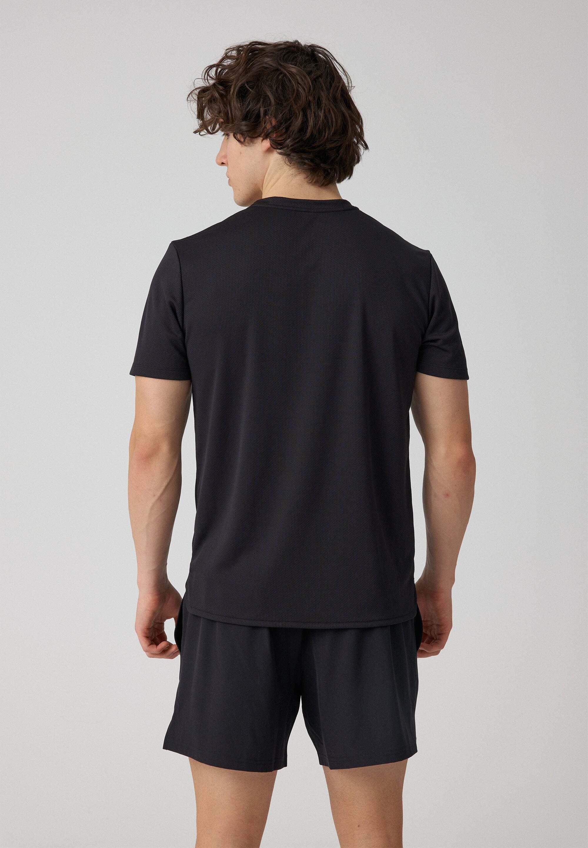 SNOCKS Trainingsshirt Sportshirt aus Mesh für Herren (1-tlg) ohne kratzenden Zettel, mit reflektierendem Logo