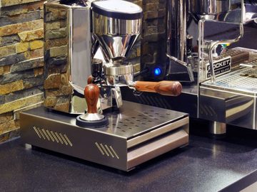 scarlet espresso Ausklopfbehälter, Sudschublade »Professionale« für Kaffeesatz, Abklopfbehälter für Siebträger, gummierter Abklopfstab, aus Edelstahl/pulverbeschichtetem Stahl, 250 x 350 x 80 mm von scarlet espresso