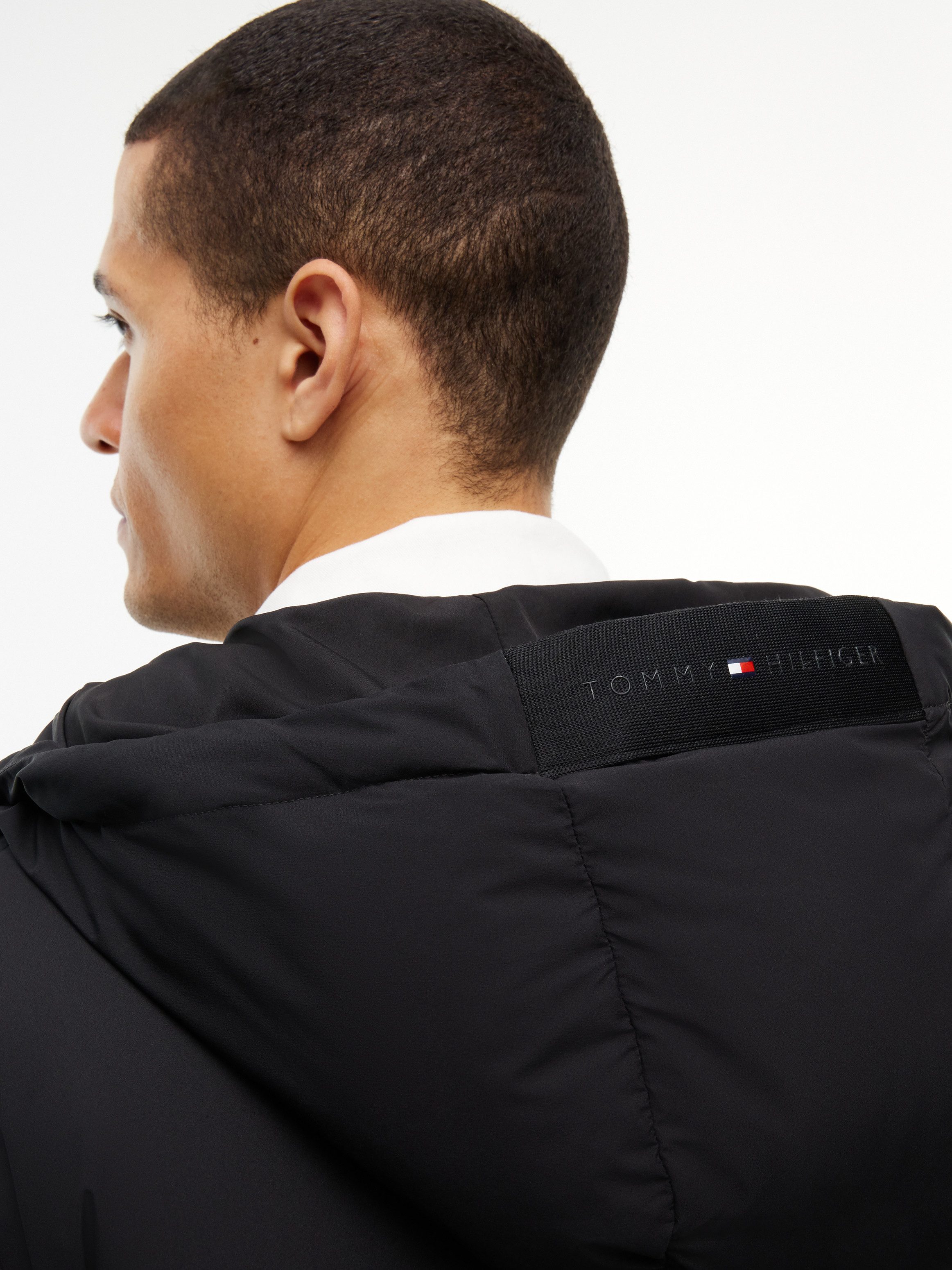 Tommy Hilfiger Daunenjacke DOWN HOODED PUFFER JKT mit Logo-Patch, mit Kapuze, mit Daunenfüllung – Bild 3 von 5