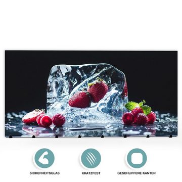 Primedeco Garderobenpaneel Magnetwand und Memoboard aus Glas Himbeeren mit Eiswürfel