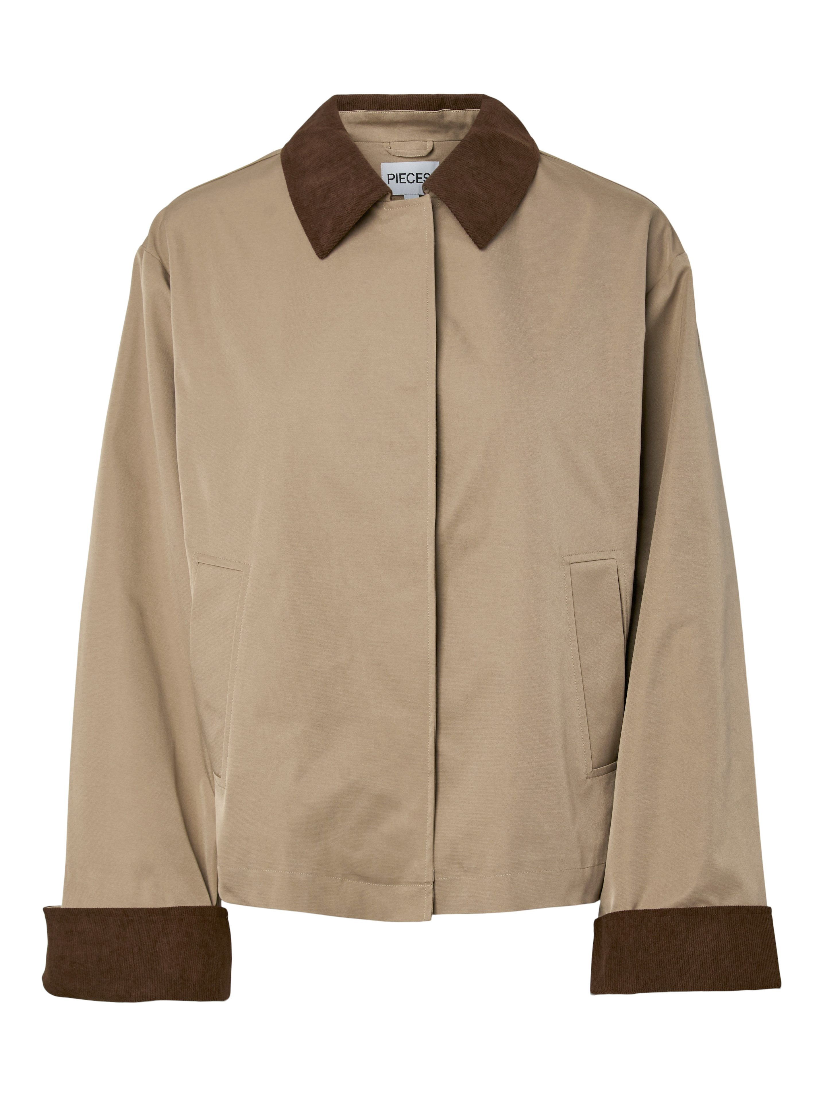 pieces Kurzjacke PCJORMA SHORT LIGHT JACKET NOOS BC mit farblich abgesetztem Kragen und Bündchen