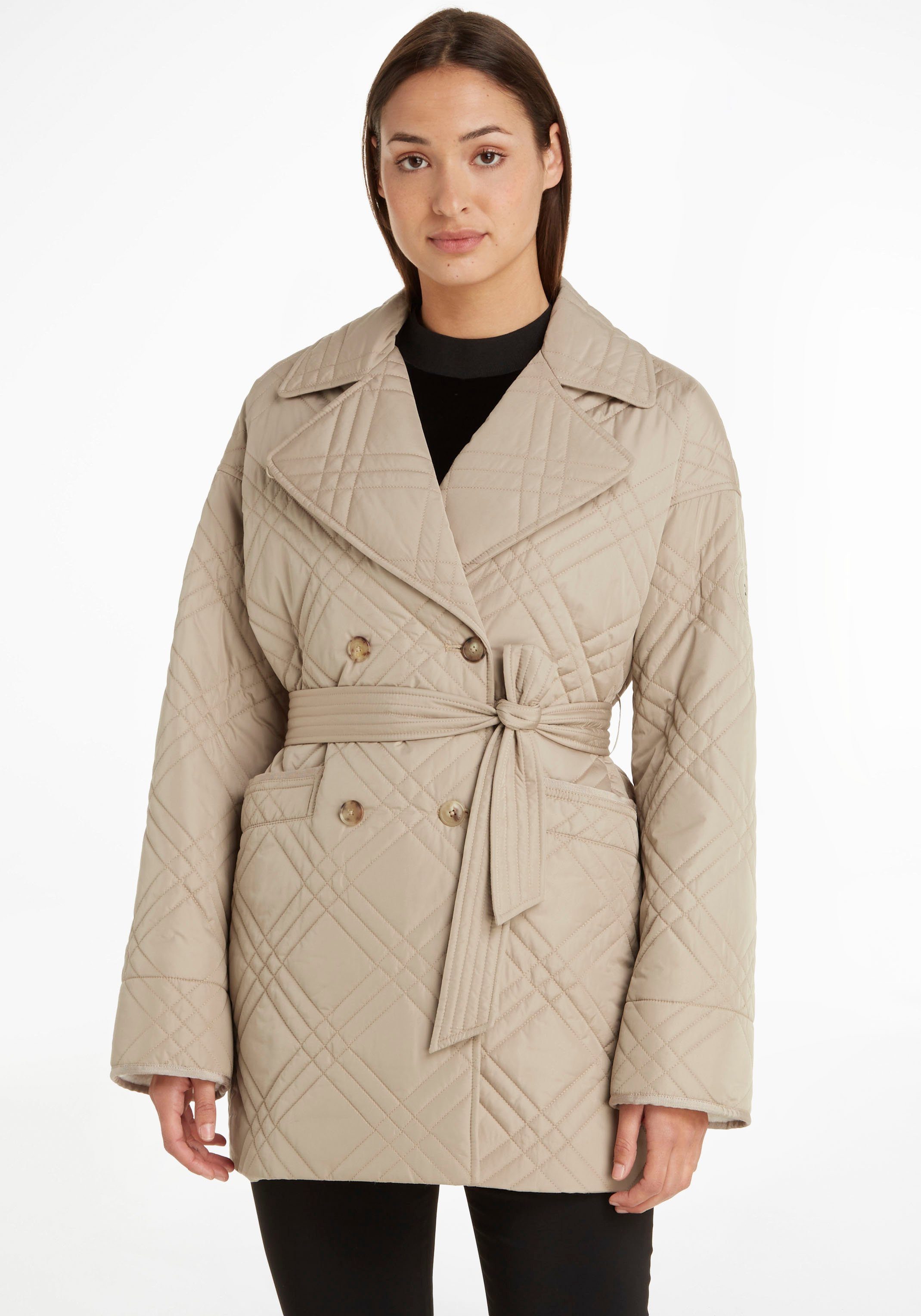 Tommy Hilfiger Steppmantel QUILTED SHORT Hilfiger und mit Tommy Markenlabel TRENCH Bindegürtel