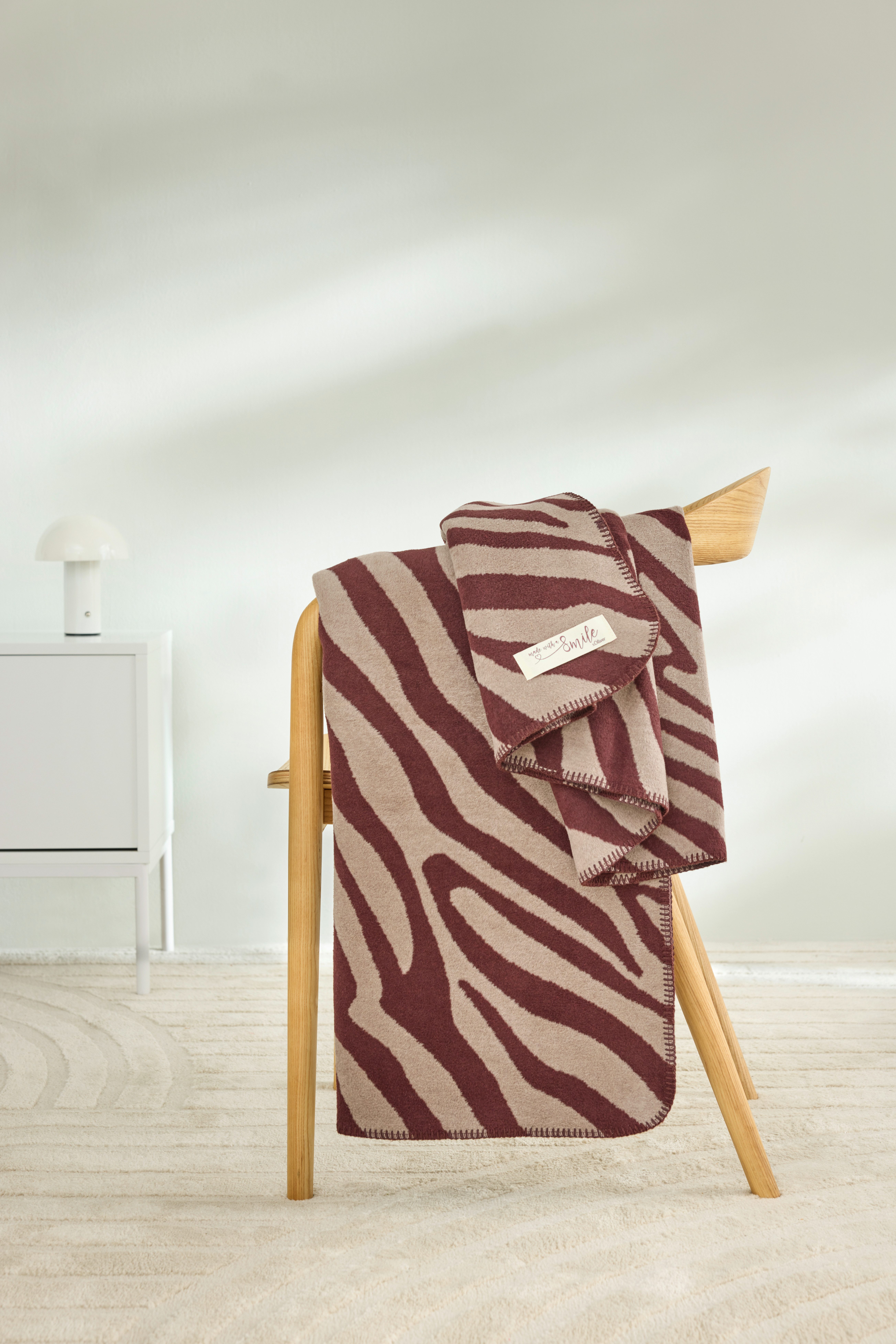 Wohndecke s.Oliver Baumwollmischdecke, s.Oliver, Elegantes Zebra-Muster in warmem Bordeaux und Beige