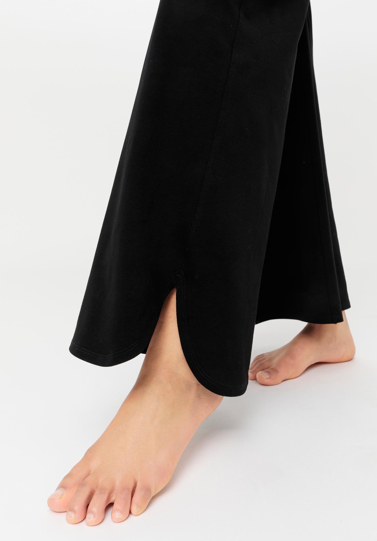 schwarz aus Bio-Baumwolle Shorts Hessnatur (1-tlg)