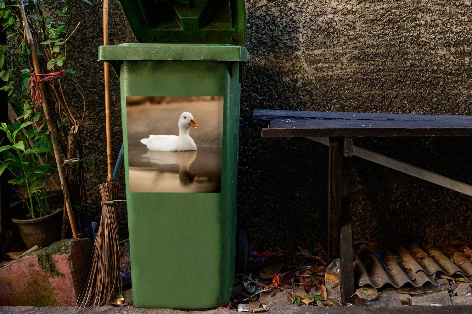 St), Container, Mülltonne, - Abfalbehälter - Mülleimer-aufkleber, - MuchoWow Vogel Weiß Ente Wandsticker (1 Sticker, Wasser