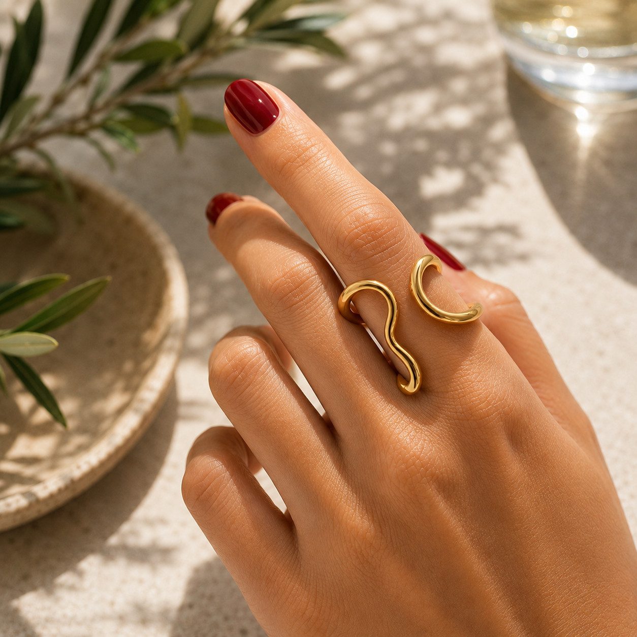 XCOAST Fingerring Verstellbarer Edelstahlring Gold im asymmetrischen Wellen-Design (Edelstahl, 1-tlg., inkl. Schmuckkästchen)