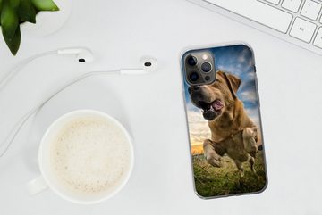 MuchoWow Handyhülle Bunter Himmel über diesem Labrador Retriever, Handyhülle Apple iPhone 12 Pro, Smartphone-Bumper, Print, Handy