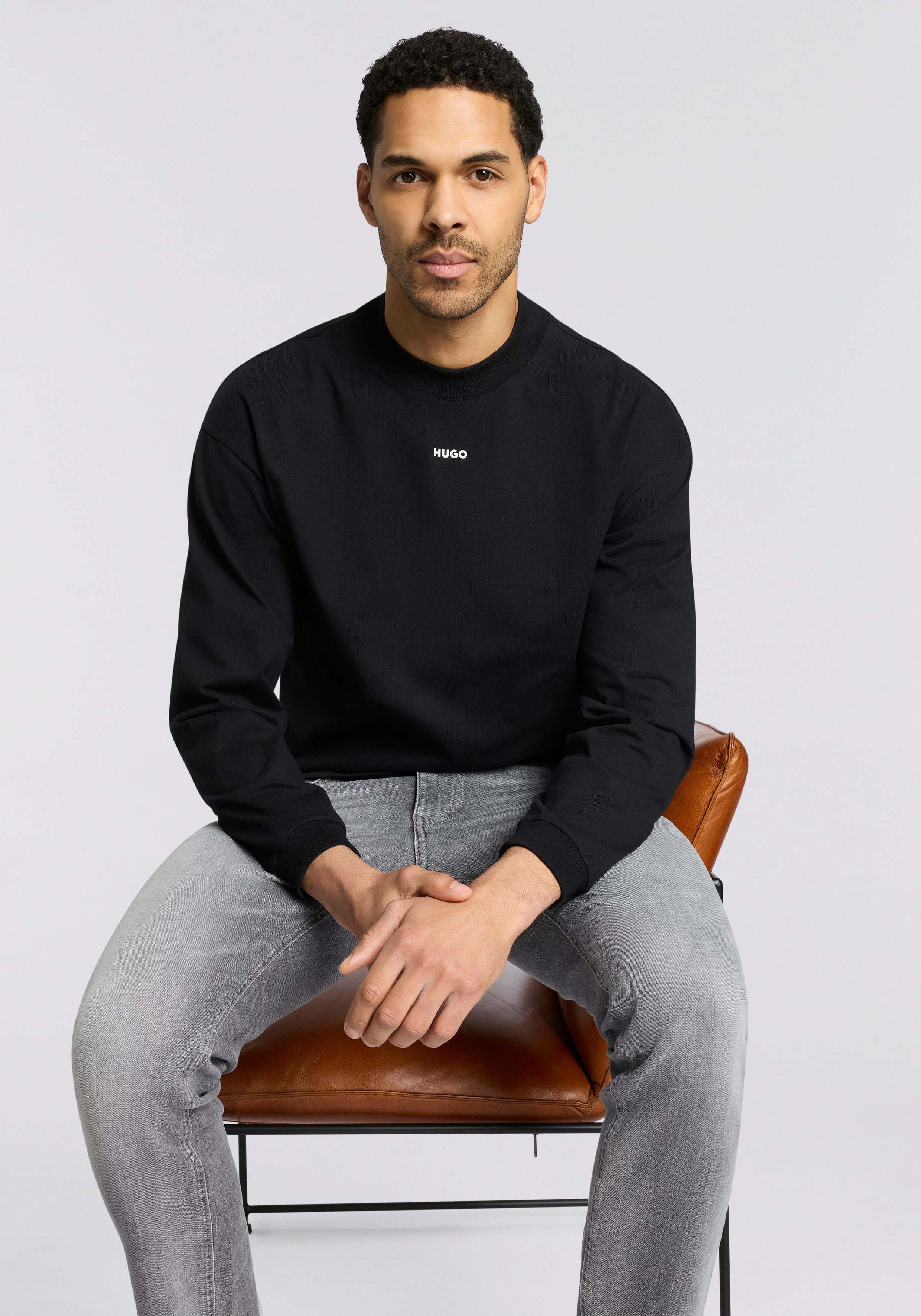 HUGO Langarmshirt Daposo Rundhalsausschnitt, Relaxed Fit, Ärmelbündchen