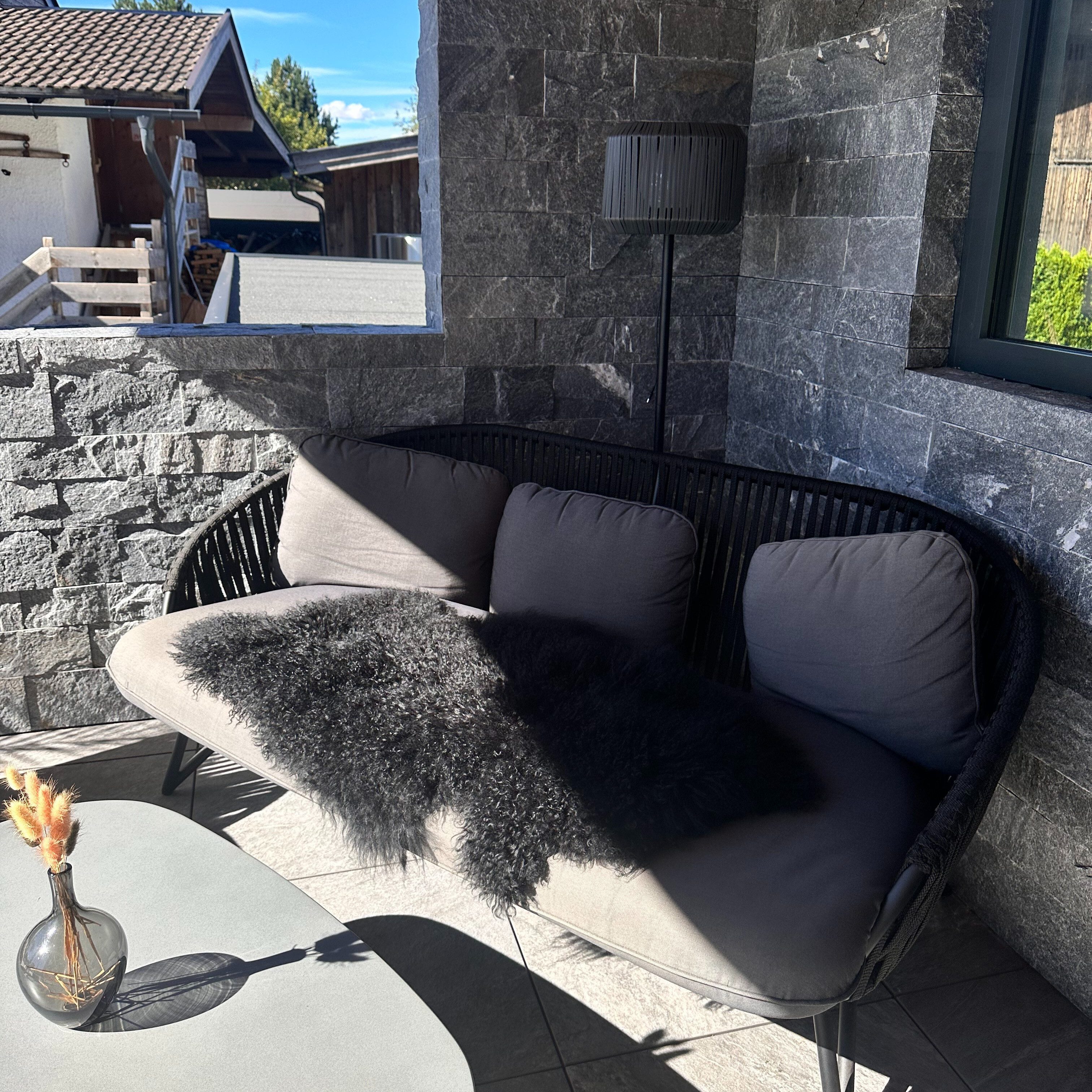 LIRA Deko Fellteppich Lammfell Tibetlamm Echtfell Lammteppich - Läufer große Farbauswahl, fellförmig, waschbar, in verschiedenen Größen, weich & langlebig