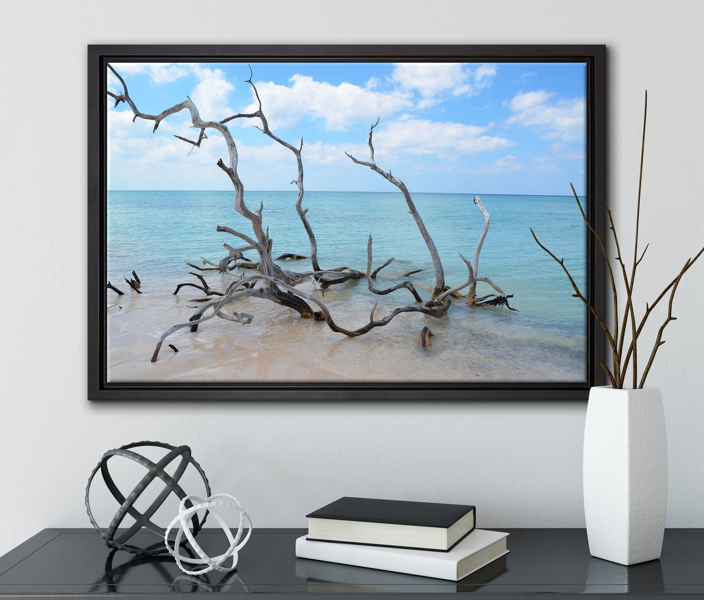 Pixxprint Leinwandbild Strand bespannt, Leinwandbild in mit in gefasst, inkl. Zackenaufhänger Wanddekoration Schattenfugen-Bilderrahmen einem Treibholz (1 Kuba, St), fertig