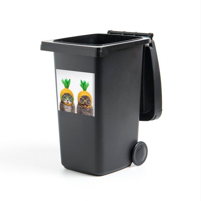 MuchoWow Wandsticker Kätzchen - Ananas - Brille - Jungen - Kinder - Mädchen - Kind (1 St) Mülleimer-aufkleber Mülltonne Sticker Container Abfalbehälter