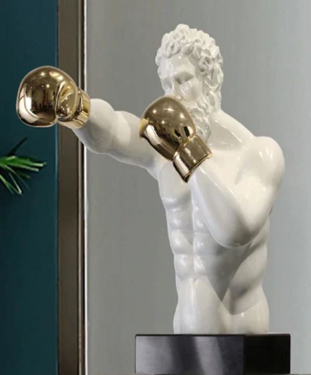 Skulptur Casa Padrino Luxus Designer Deko Skulptur Boxer Weiß / Gold / Schwarz 31 x 52 x H. 56 cm - Kunstharz Deko Figur mit Sockel - Wohnzimmer Deko - Luxus Designer Deko Accessoires - Luxus Qualität