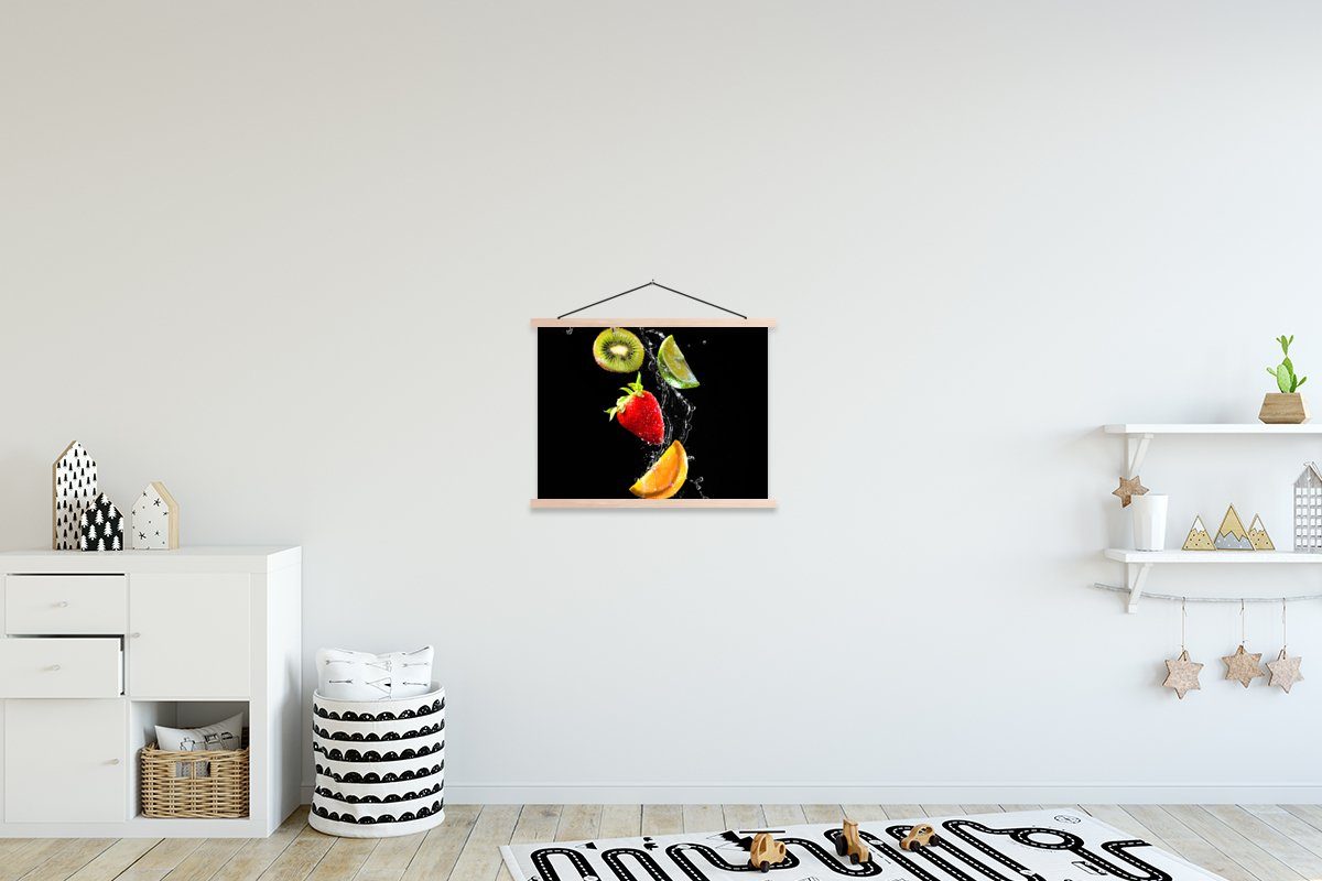 MuchoWow Poster Obst - Wasser - Schwarz - Stillleben Erdbeere - Kiwi, (1 St), Posterleiste, Textilposter für Wohnzimmer, Bilderleiste, Magnetisch braun | braun