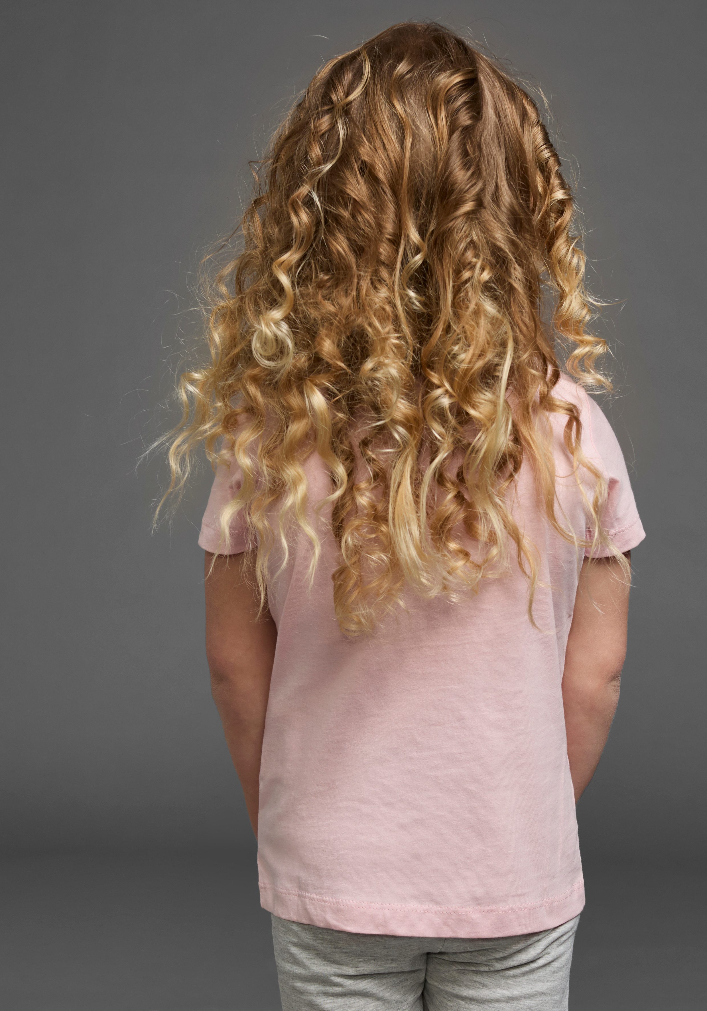 KIDSWORLD T-Shirt für kleine Mädchen Kurzarm, basic geschnittene Passform, mit Glitzerdetails und Print