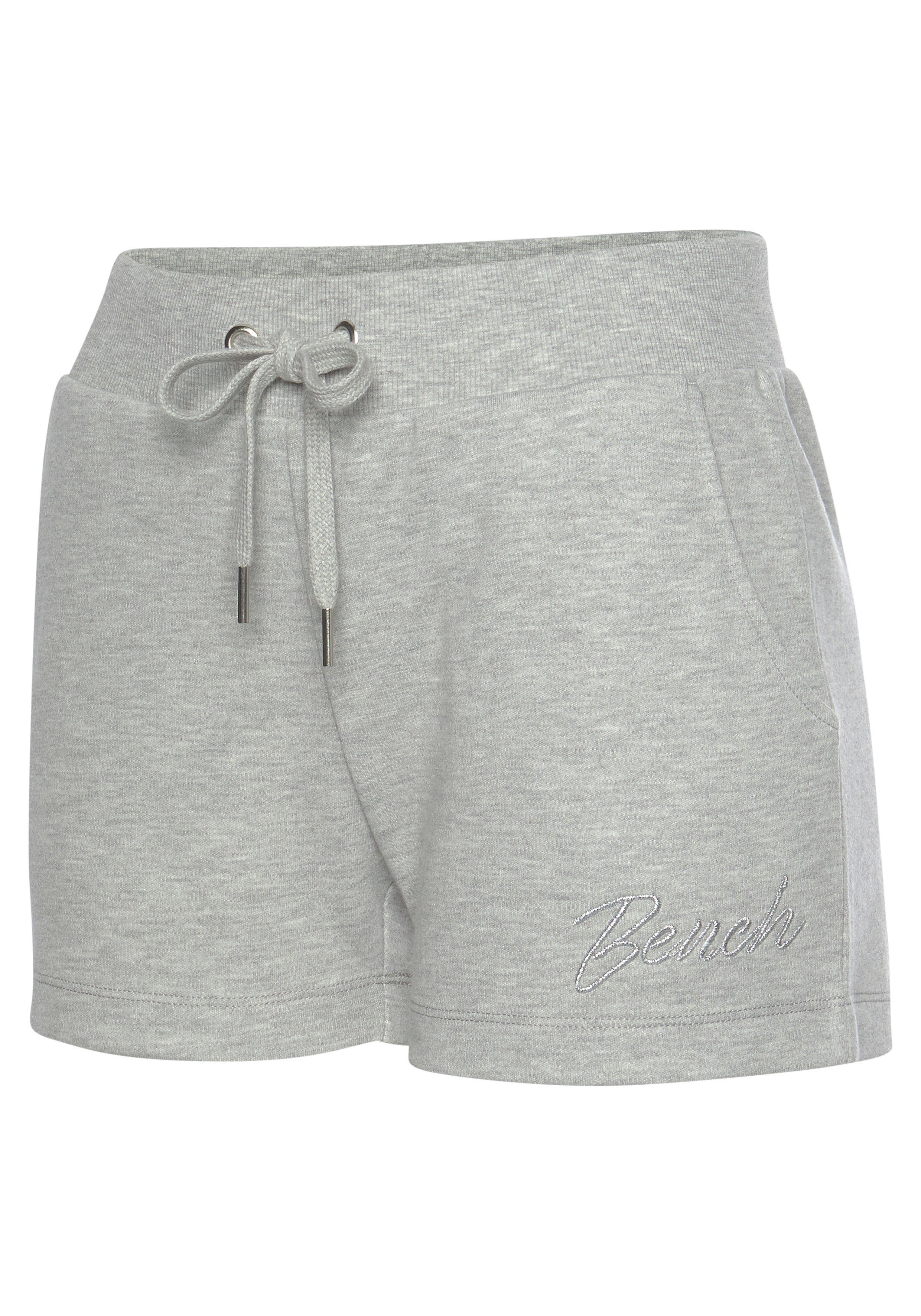 Bench. Loungewear Relaxshorts mit kleiner glänzenden Logostickerei, Loungeanzug – Bild 5 von 5
