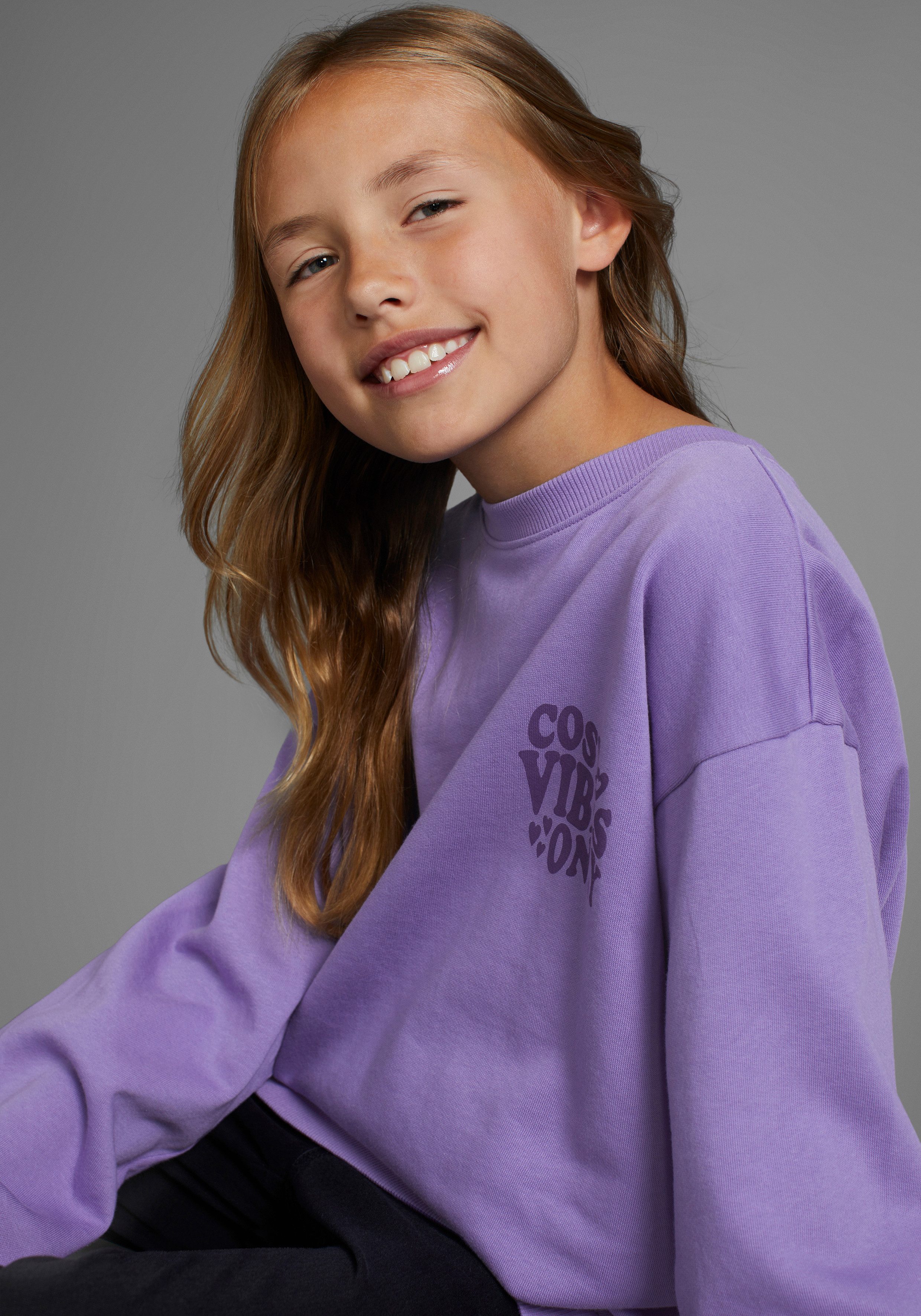 KIDSWORLD Sweatshirt Rückenprint Sweatshirt in lockerer Form Weites Sweatshirt mir Front- und Rückendruck in bequemer Form – Bild 3 von 5