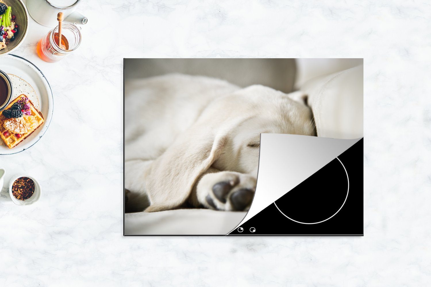 MuchoWow Herdblende-/Abdeckplatte Labrador schläft auf Mobile Arbeitsfläche (1 dem Sofa, Vinyl, Ceranfeldabdeckung nutzbar, 70x52 cm, tlg)