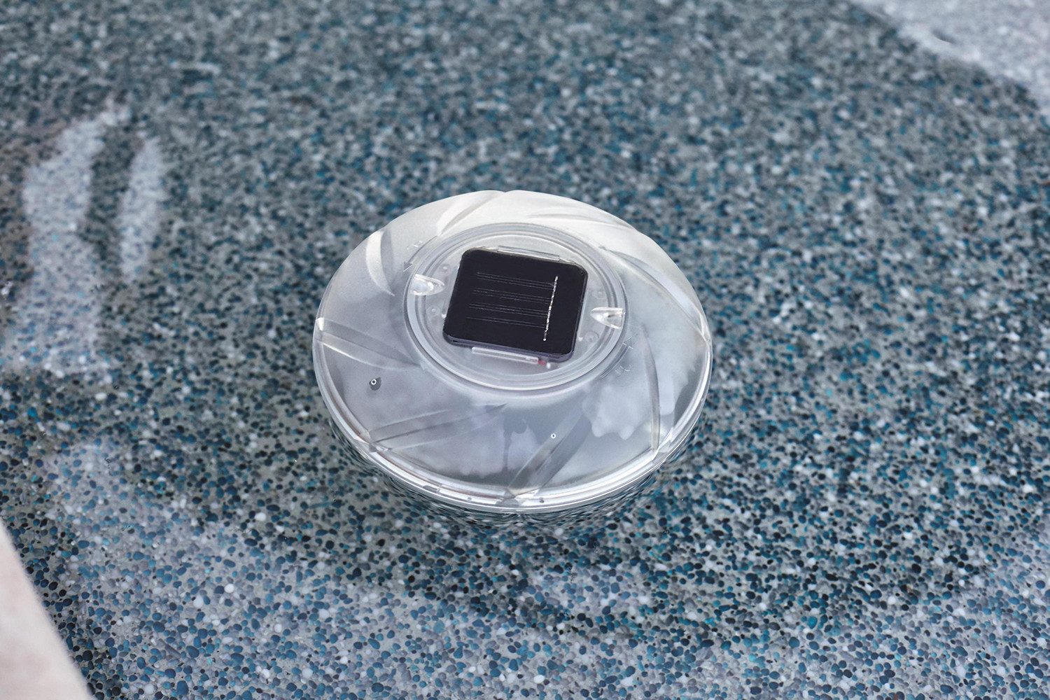 Bestway Pool-Lampe Ø 18 cm, LED fest integriert, Farbwechsler, Bis zu 8 Stunden Leuchtdauer