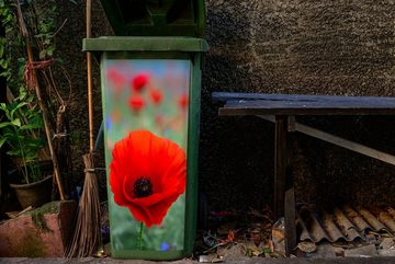 MuchoWow Wandsticker Lila und rote Mohnblumen auf einer Wiese (1 St), Mülleimer-aufkleber, Mülltonne, Sticker, Container, Abfalbehälter