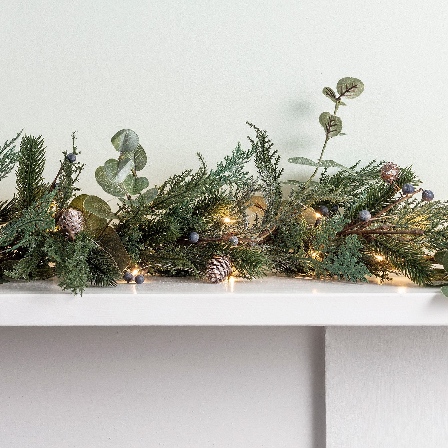 Lights4fun LED-Girlande 2m Beeren und Tannenzapfen Weihnachtsgirlande mit Beleuchtung