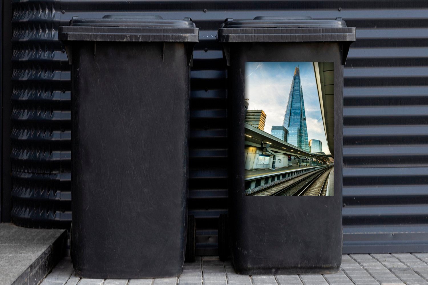 Mülleimer-aufkleber, Container, Shard London MuchoWow Mülltonne, (1 Bahnhof Wandsticker Abfalbehälter von einem in The St), aus Sticker,