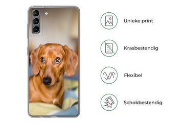 MuchoWow Handyhülle Dackel liegend auf einem Bett, Phone Case, Handyhülle Samsung Galaxy S21 Plus, Silikon, Schutzhülle