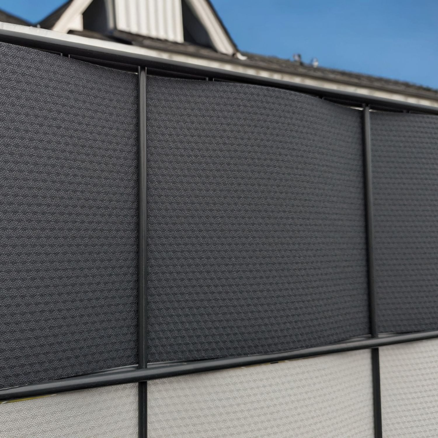 zaunzu Sichtschutzstreifen Delux-P Einzelstreifen Wabenstruktur Schwarz 10x 2,55m, (10 Streifen, 5 Jahre Garantie), Farbecht und umweltfreundlich