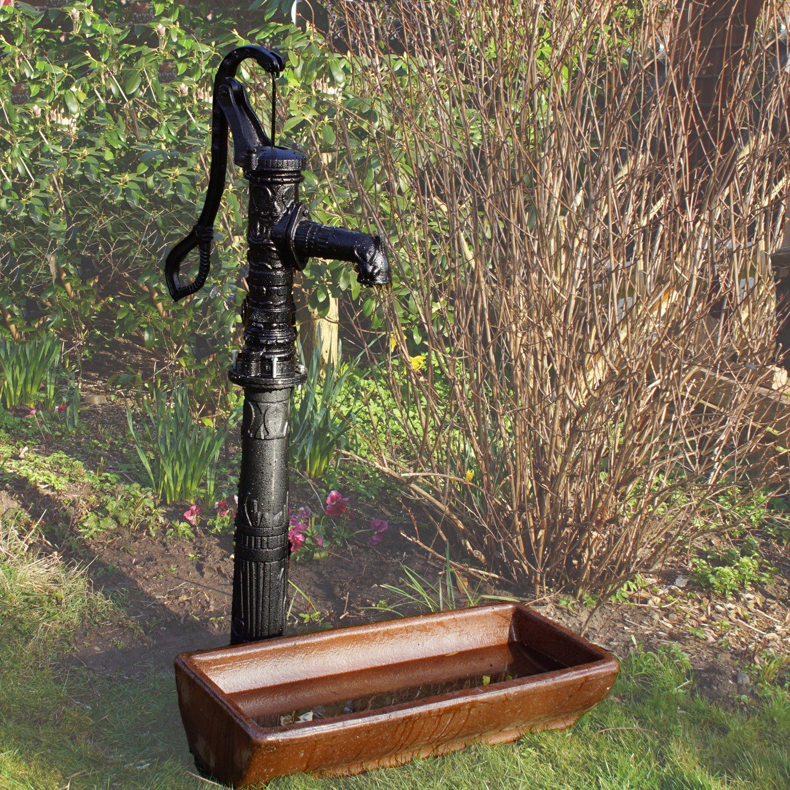 TRUTZHOLM Wasserpumpe Schwengelpumpe + Pumpenständer Antik Nostalgie Gusseisen Handpumpe (Spar-Set)