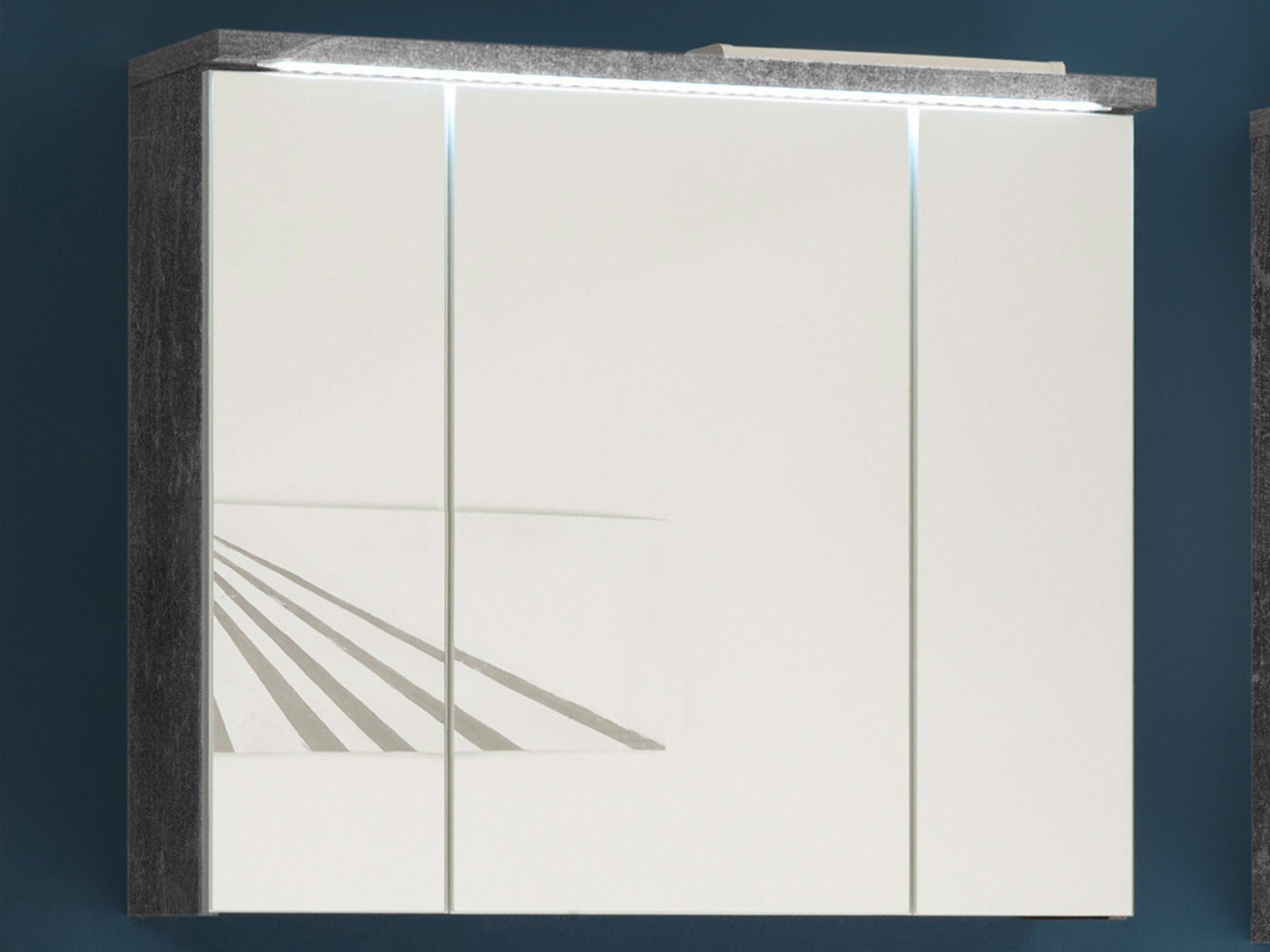 möbelando Spiegelschrank Peter Moderner Spiegelschrank, Korpus aus Spanplatte in Beton Nachbildung, Türen aus MDF und Spiegelglas mit 3 Türen, 3 Einlegeböden, inkl. LED-Beleuchtung. Breite 80 cm, Höhe 69 cm, Tiefe 20 cm