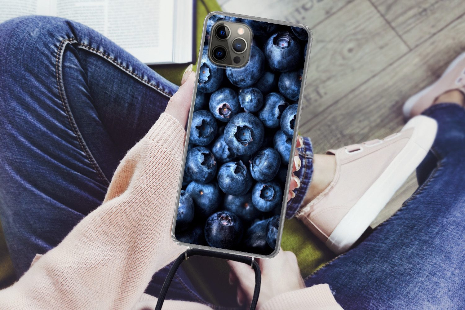MuchoWow Handyhülle für Apple iPhone 13 Pro Beeren - Blau - Obst, Tragbare Handyhüllen mit Kette zum umhängen, Handykette Handyband