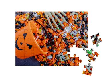 puzzleYOU Puzzle Jede Menge Halloween-Süßigkeiten im Eimer, 48 Puzzleteile, puzzleYOU-Kollektionen Festtage