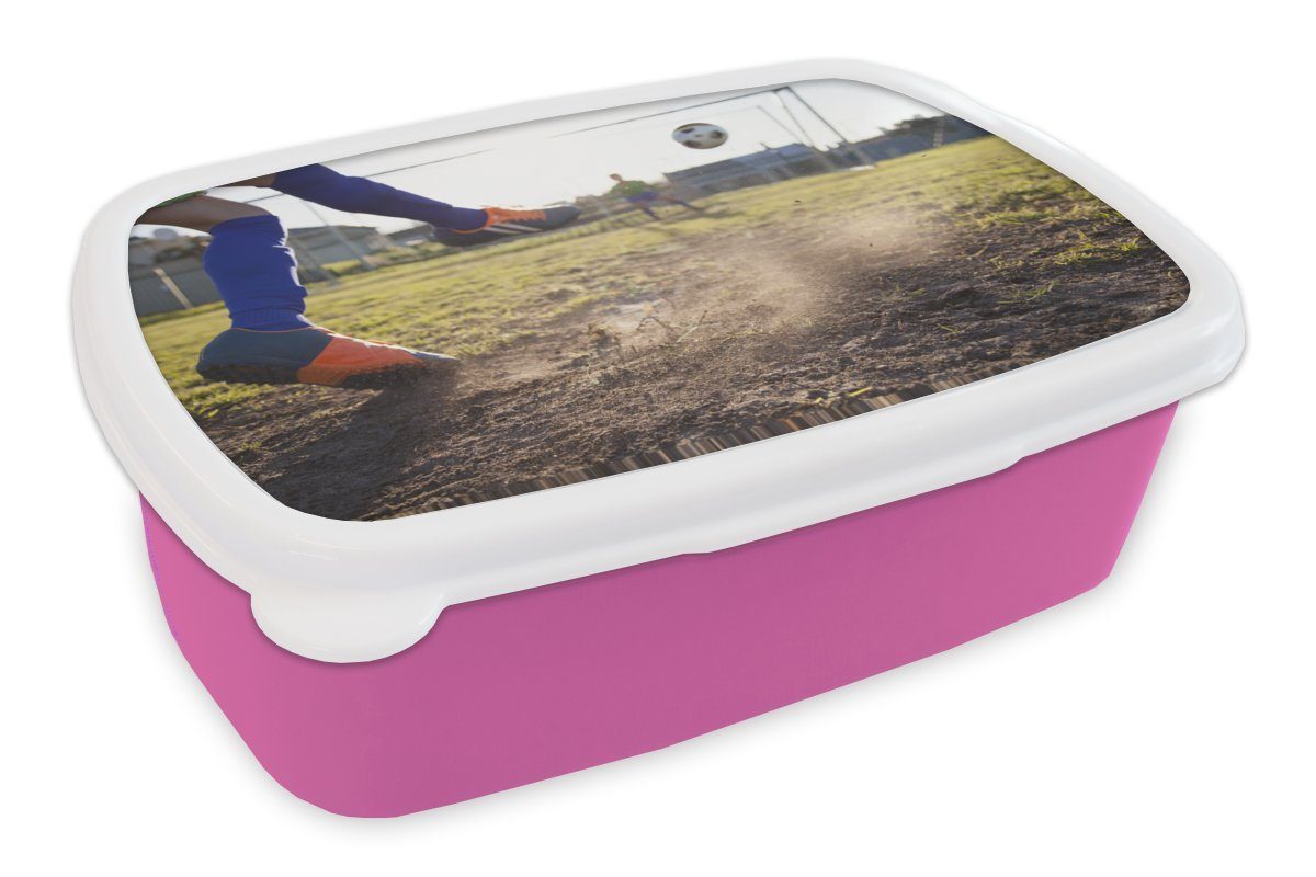 MuchoWow Lunchbox Junge schießt aufs Tor, Kunststoff, (2-tlg), Brotbox für Erwachsene, Brotdose Kinder, Snackbox, Mädchen, Kunststoff rosa