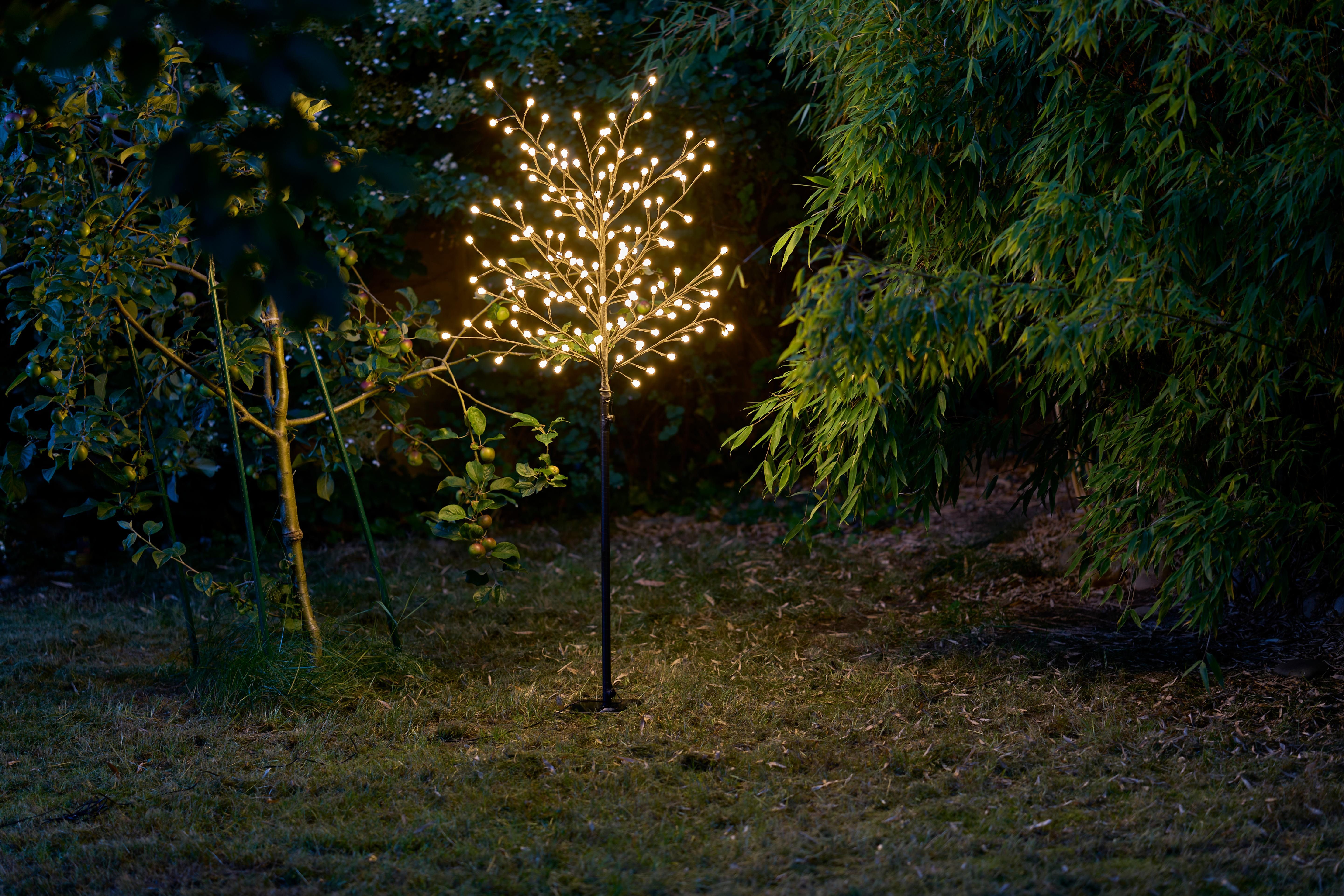 Northpoint LED Baum LED Baum 150 LEDs Timer 6h On 18h Off Mit Kabel Heringe