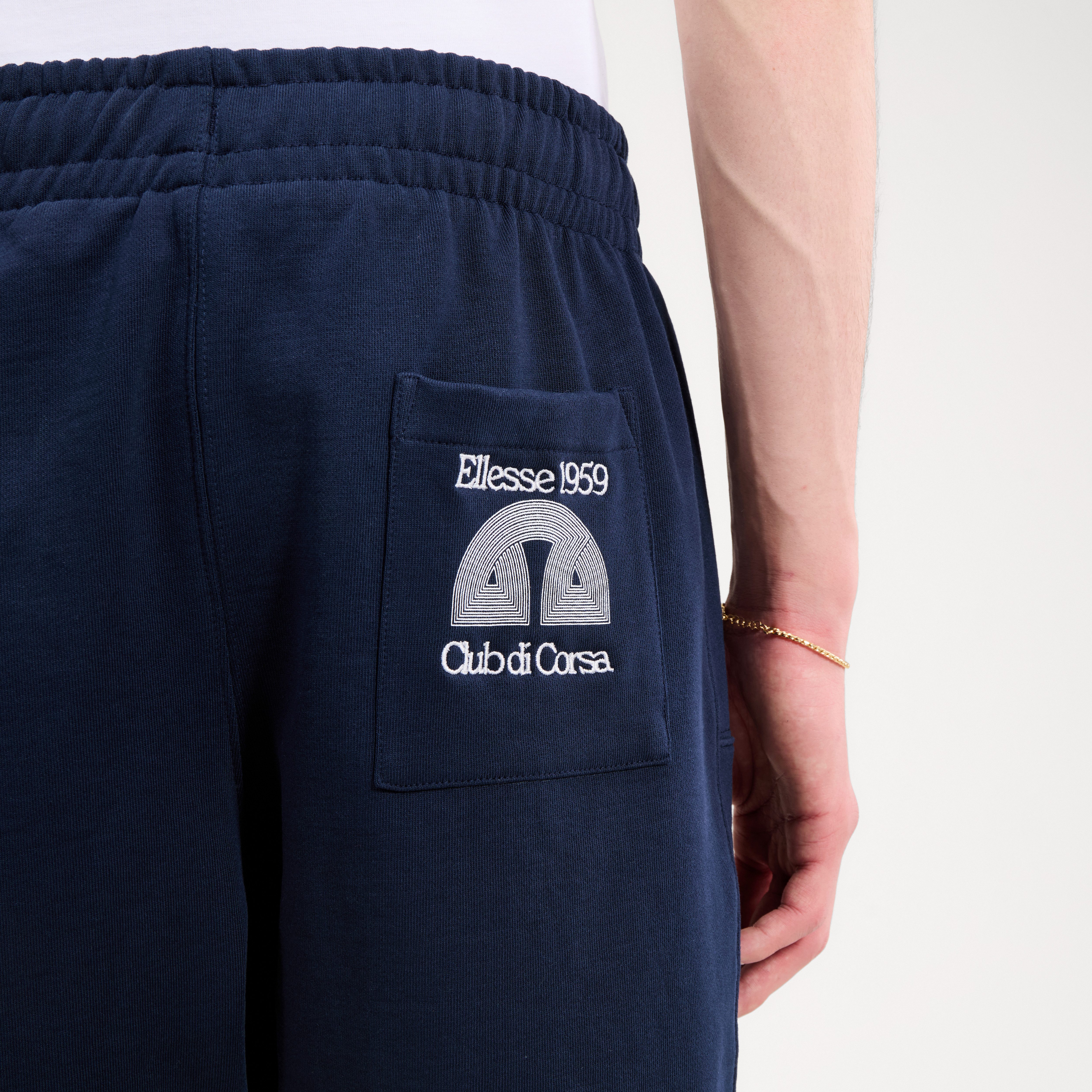 Ellesse Sweatshorts CLUB DI CORSA SHORT aus Baumwolle und Polyester, mit Gummizug