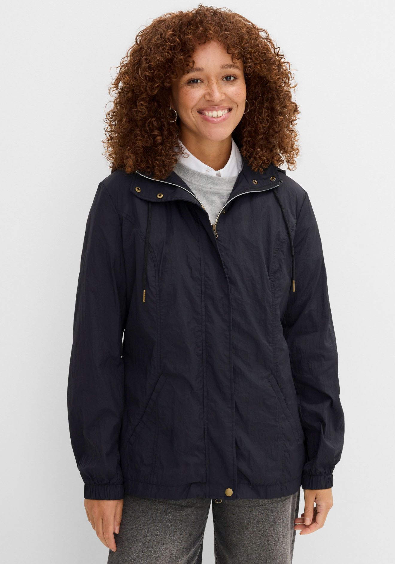 bonprix Allwetterjacke sportlicher Stil, leichter Parka mit Kapuze, mit seitlichen Taschen