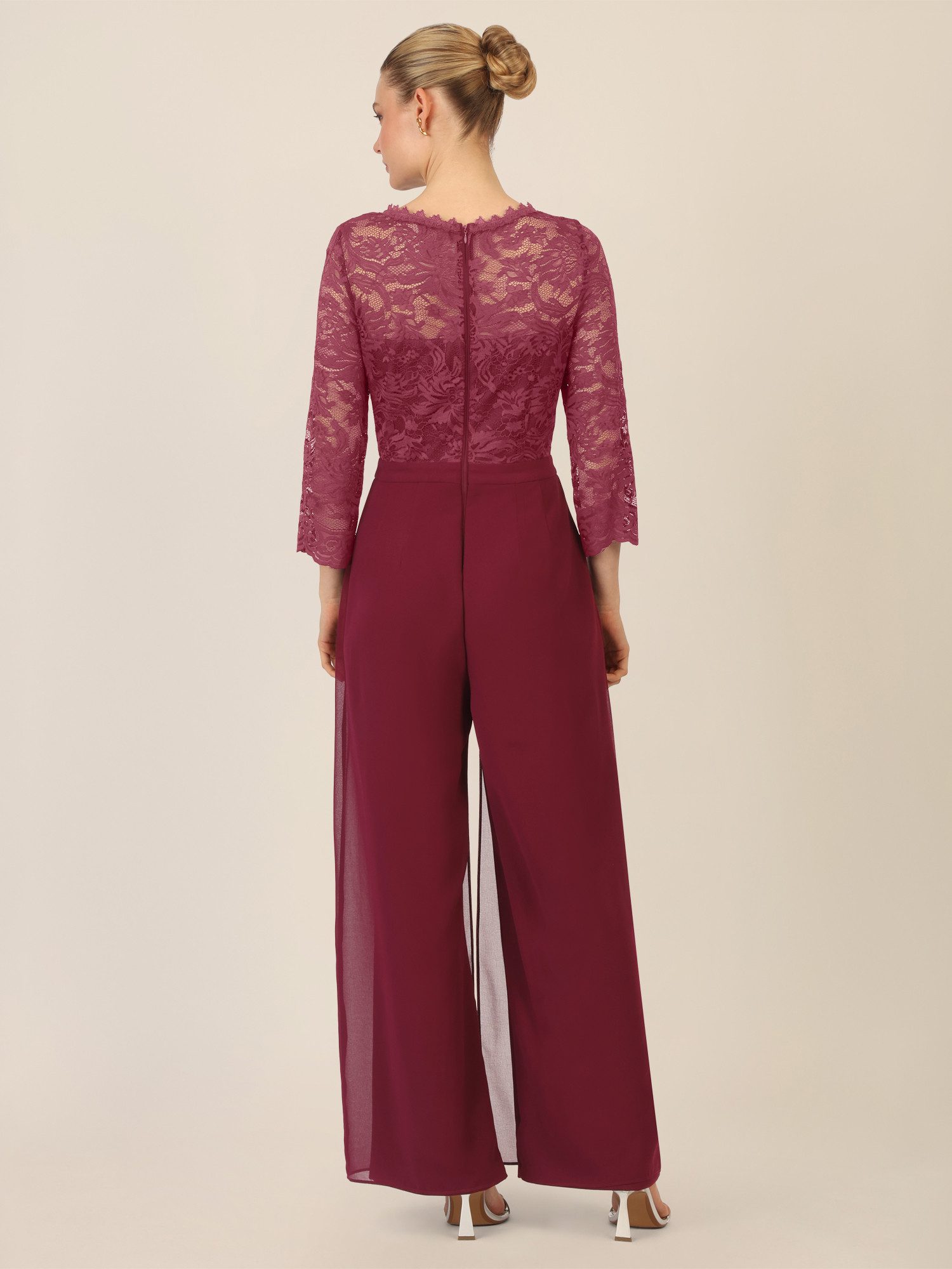 Apart Jumpsuit mit Spitzentop und weitem Bein