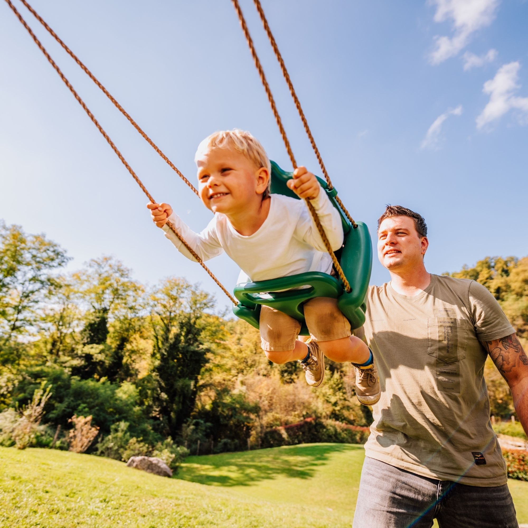 Wickey Doppelschaukel Smart Move - Kinderschaukel mit zwei höhenverstellbaren Sitzen, (Wetterfeste Holzschaukel für Geschwister & Freunde, Outdoor Schaukelgerüs – Bild 4 von 5