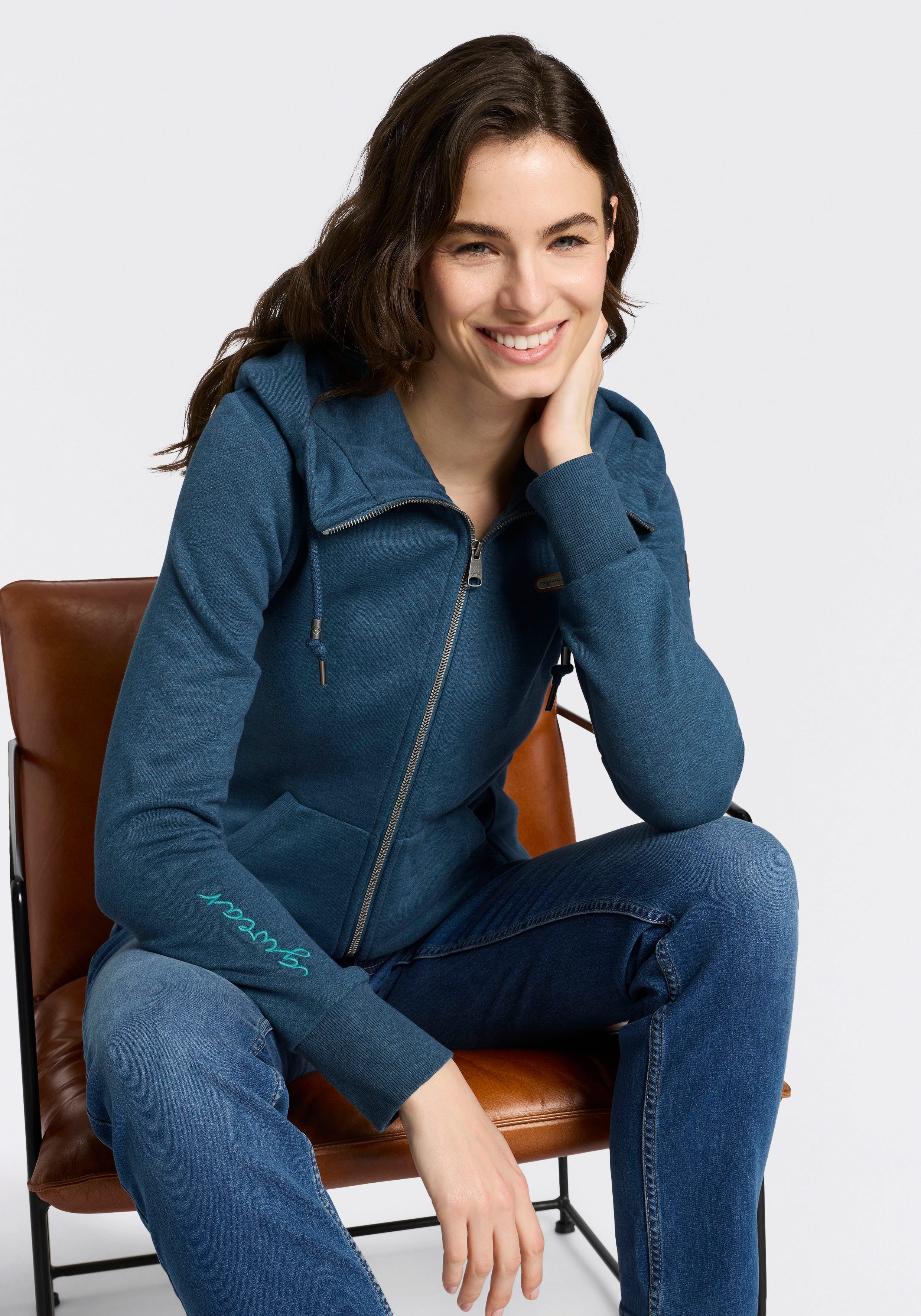 Ragwear Kapuzensweatjacke NESKIA ZIP A O mit Kordelzug und Logo am Ärmel