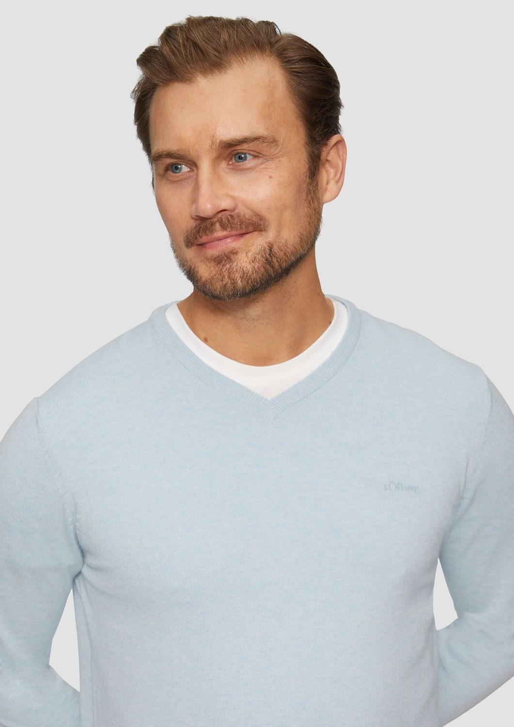 s.Oliver V-Ausschnitt-Pullover Casual (1-tlg) mit V-Ausschnitt und Logo-Stickerei, Feinstrick