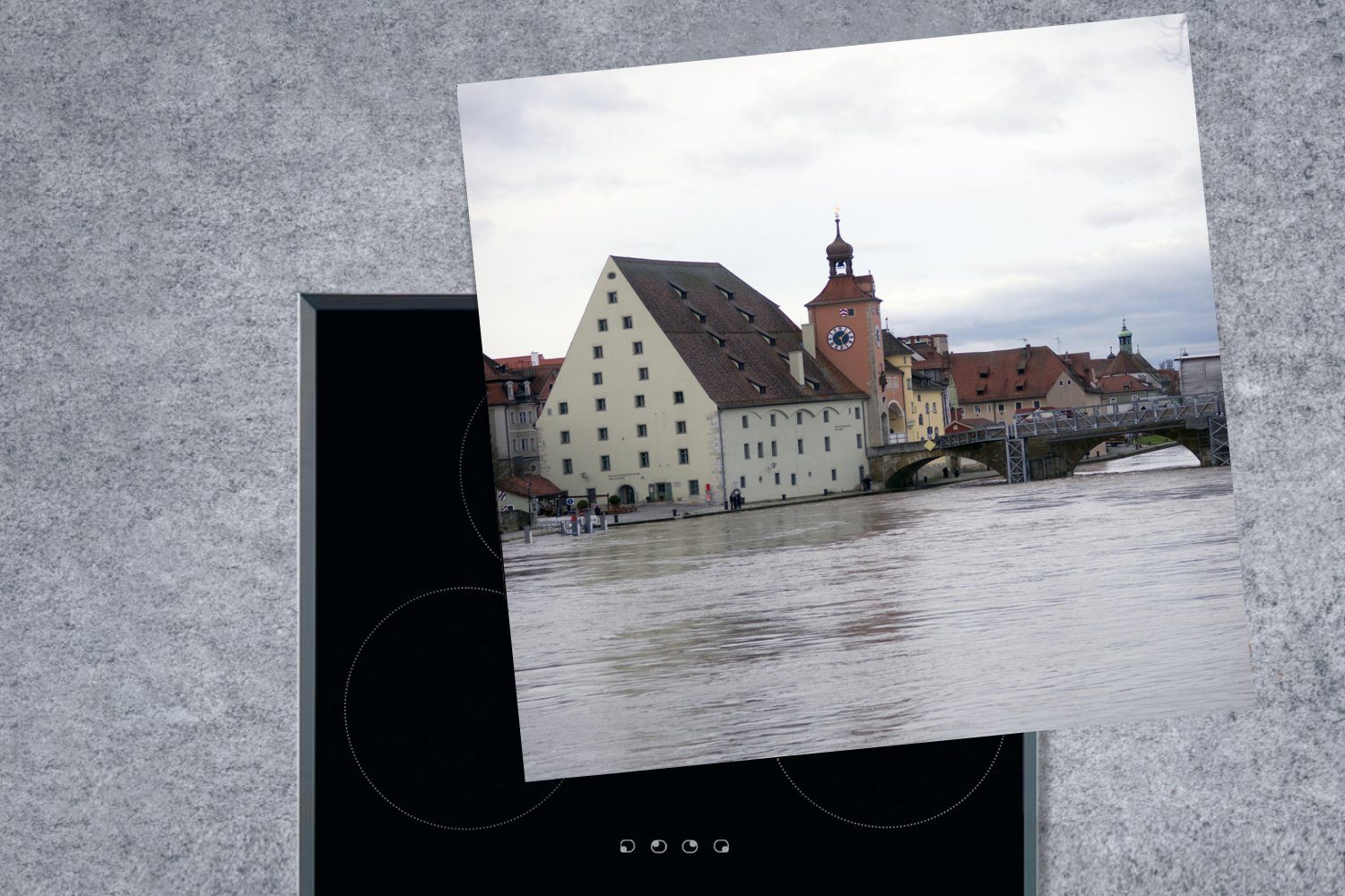 küche historische Regensburg, Donau durch 78x78 tlg), fließt Herdblende-/Abdeckplatte Die Vinyl, Zentrum (1 von das für Arbeitsplatte cm, MuchoWow Ceranfeldabdeckung,