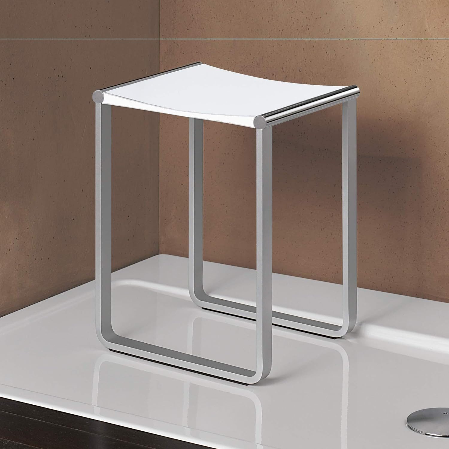 Keuco Dusch- und Badhocker Plan aus Aluminium, belastbar bis 100 kg, verchromt, bis 100 kg, Kunststoff Sitzfläche, 36,5 x 34 cm, weiß