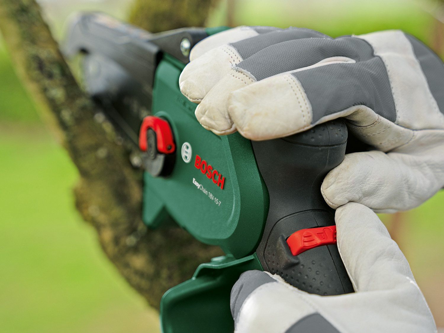 Bosch Home & Garden Akku-Kettensäge EasyChain 18V-15-7, 15 cm Schwertlänge, inkl. Akku 2,5Ah und Ladegerät AL 18V-20