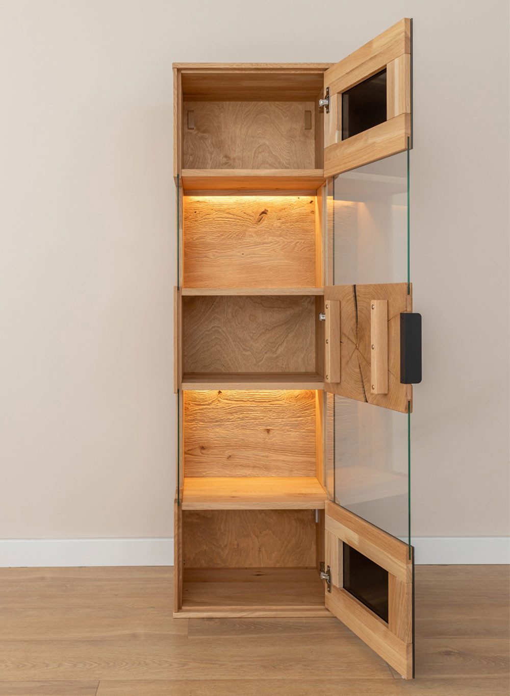 Feldmann-Wohnen Hängevitrine Tirano (1-türig, mit Einlegeböden, mit Glaseinsatz, 1-St., Massivholz, geölte Oberfläche) 43x33x142cm 1-türig Eiche Natur - Absetzungen schwarz / Hirnholz