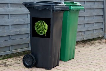 MuchoWow Wandsticker Schüssel mit rohen grünen Bohnen vor einem schwarzen Hintergrund (1 St), Mülleimer-aufkleber, Mülltonne, Sticker, Container, Abfalbehälter